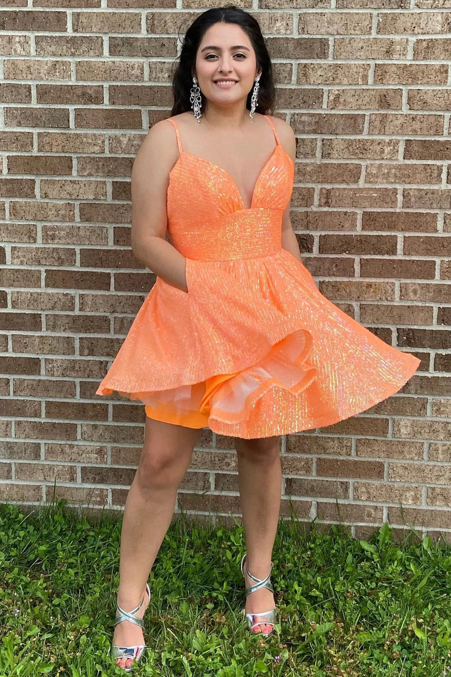 Vestido corto de fiesta con escote en V y lentejuelas en forma de A